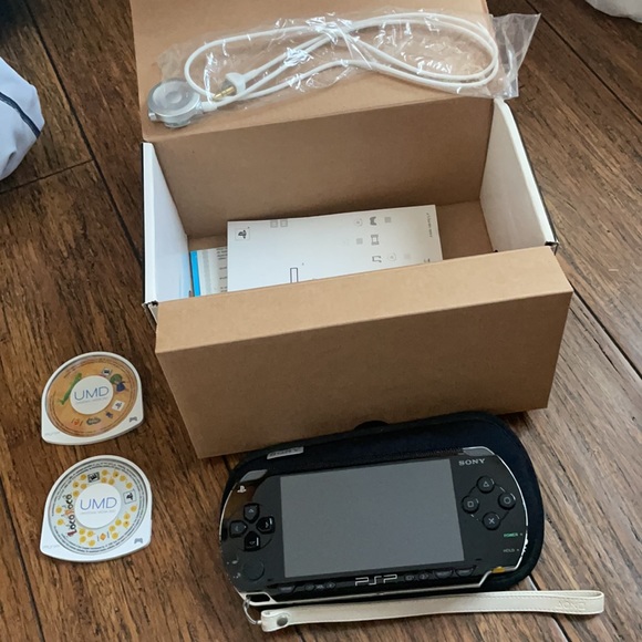 Sony PSP handheld console in box - Picture 3 of 4